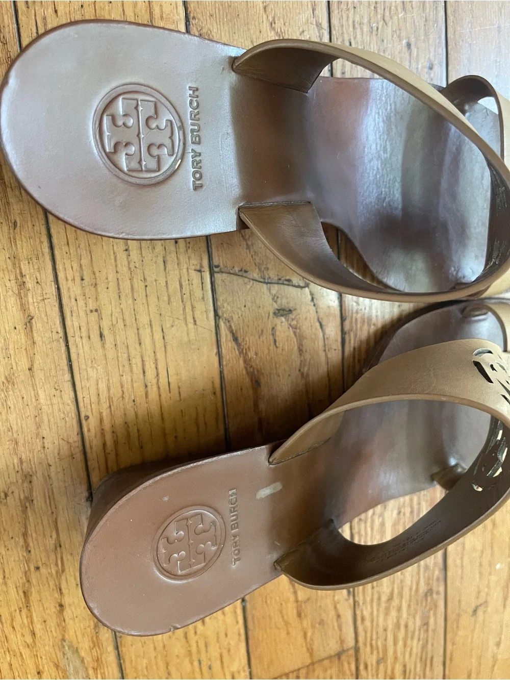 Tory Burch TanLeather Logo Cutout Toe-Loop Sandals size 8M